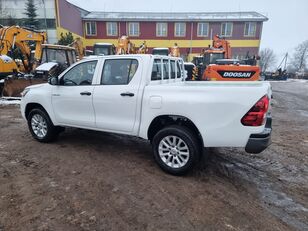 yeni Toyota Hilux minibüs pikap